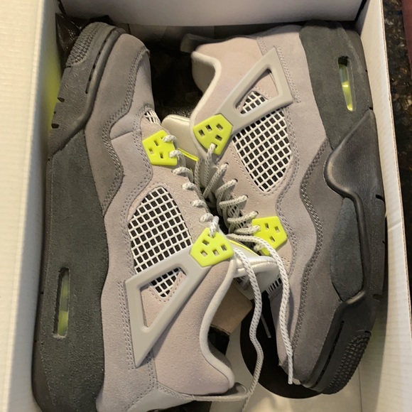 Air Jordan 4 Retro SE (GS) Cool Grey/Volt-Wolf Grey.